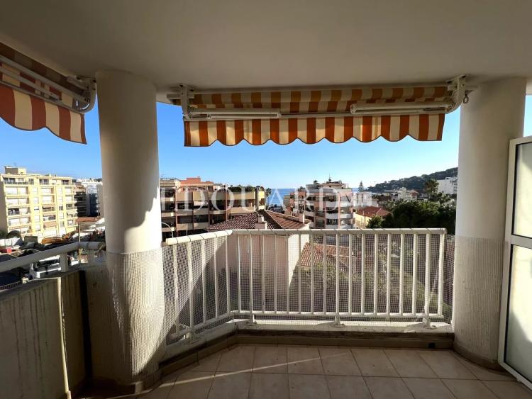 Deux pièces en bon état avec terrasse, agréable vue dégagée jusqu'à la mer, cave et garage. Exclusivité