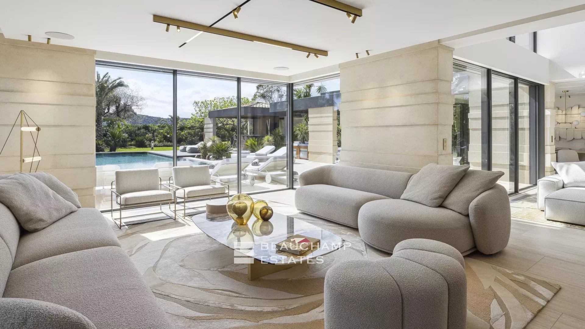 Villa d'architecte neuve au coeur d'un domaine privé à Saint-Tropez