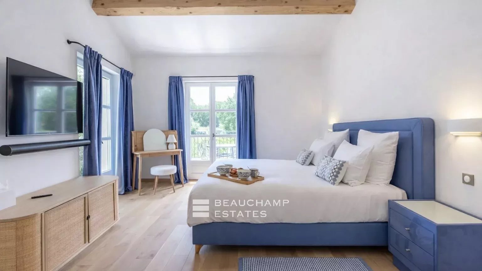 Villa neuve à pieds de la plage des Canoubiers