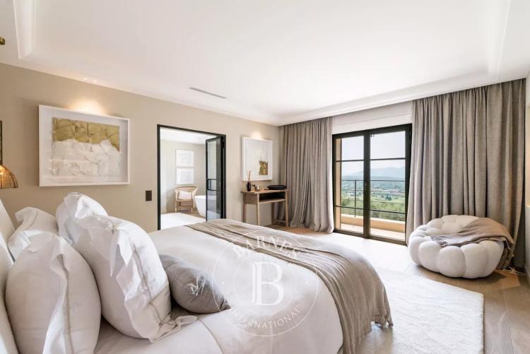 PROCHE MOUGINS – PROPRIÉTÉ D’EXCEPTION – VUE MER