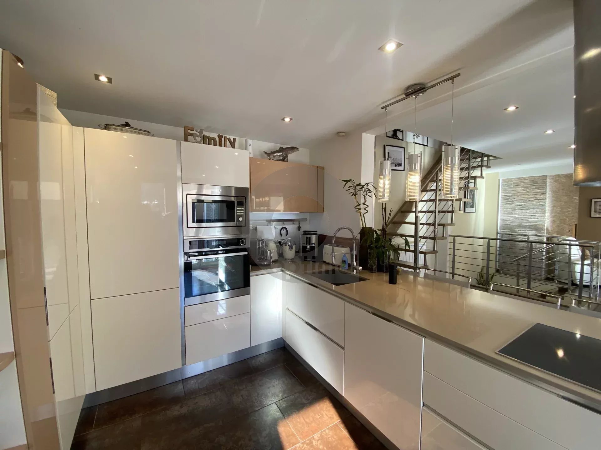 A VENDRE - BELLE MAISON AU CALME CADRE VERDOYANT