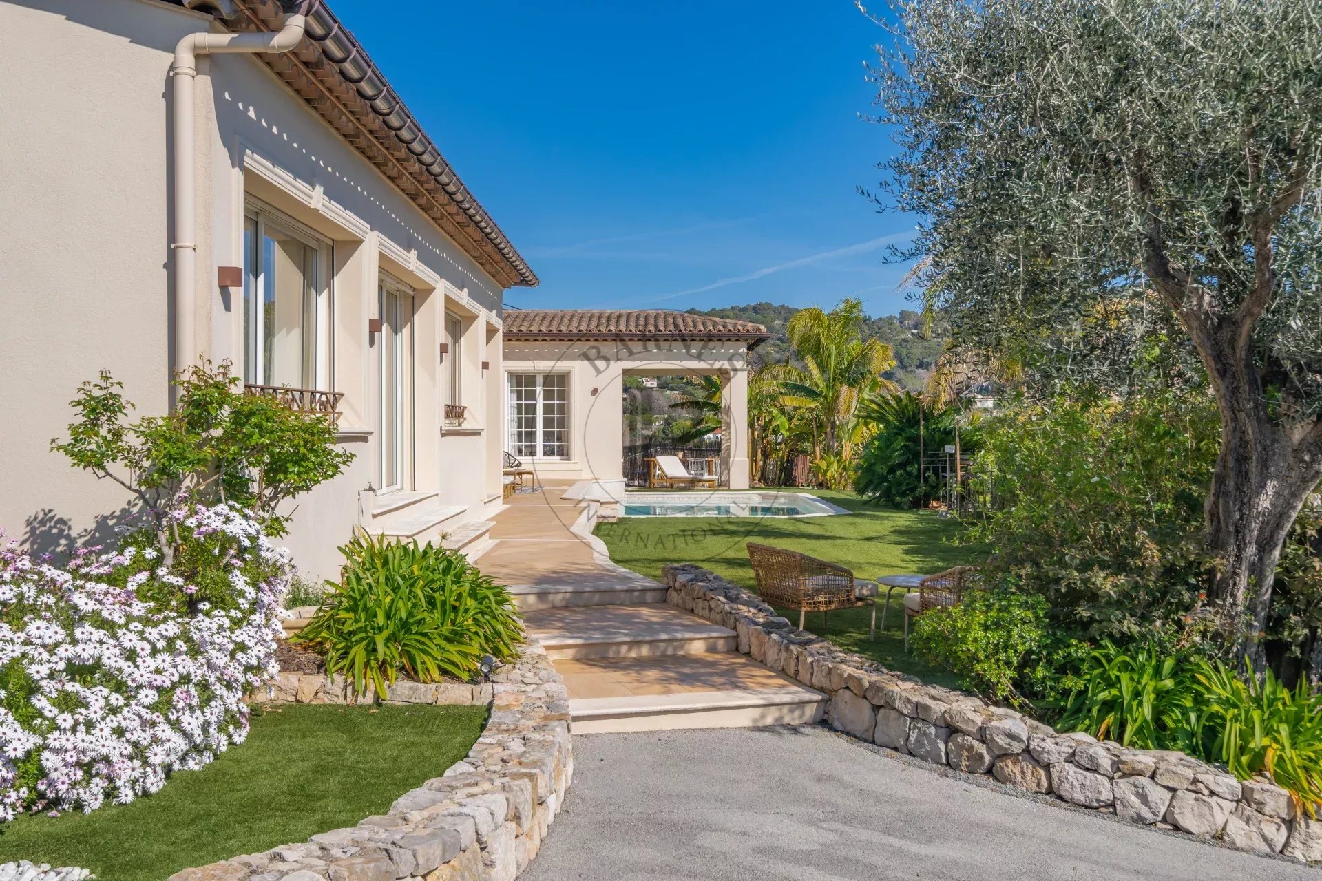 MOUGINS - VILLA NÉO-PROVENÇALE - VUE PANORAMIQUE