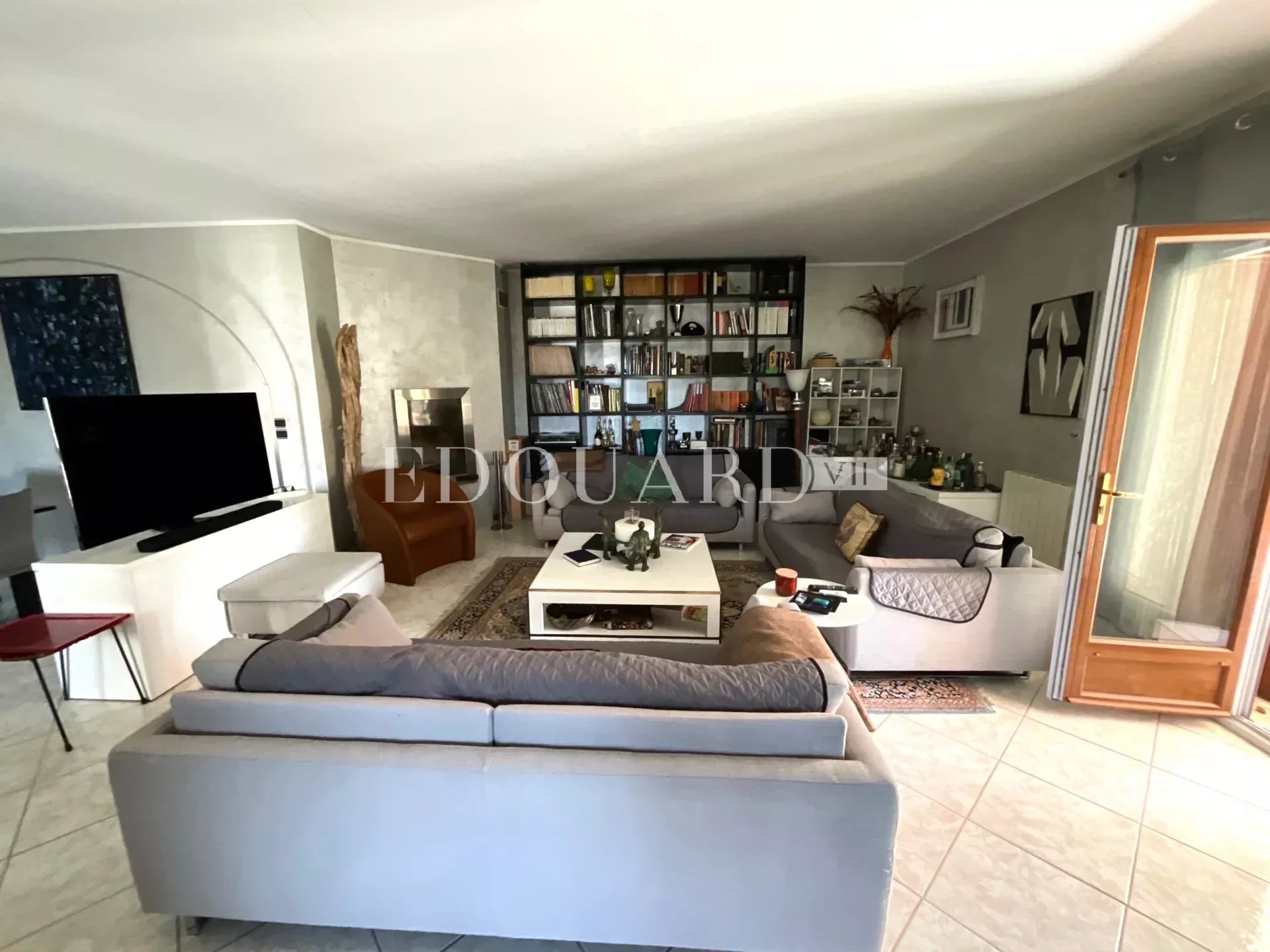 Dans un domaine privé proche de La Turbie, à vendre villa présentant un potentiel important