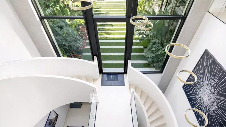 Villa contemporaine ultra luxueuse dans le prestigieux domaine des Parcs de Saint-Tropez.