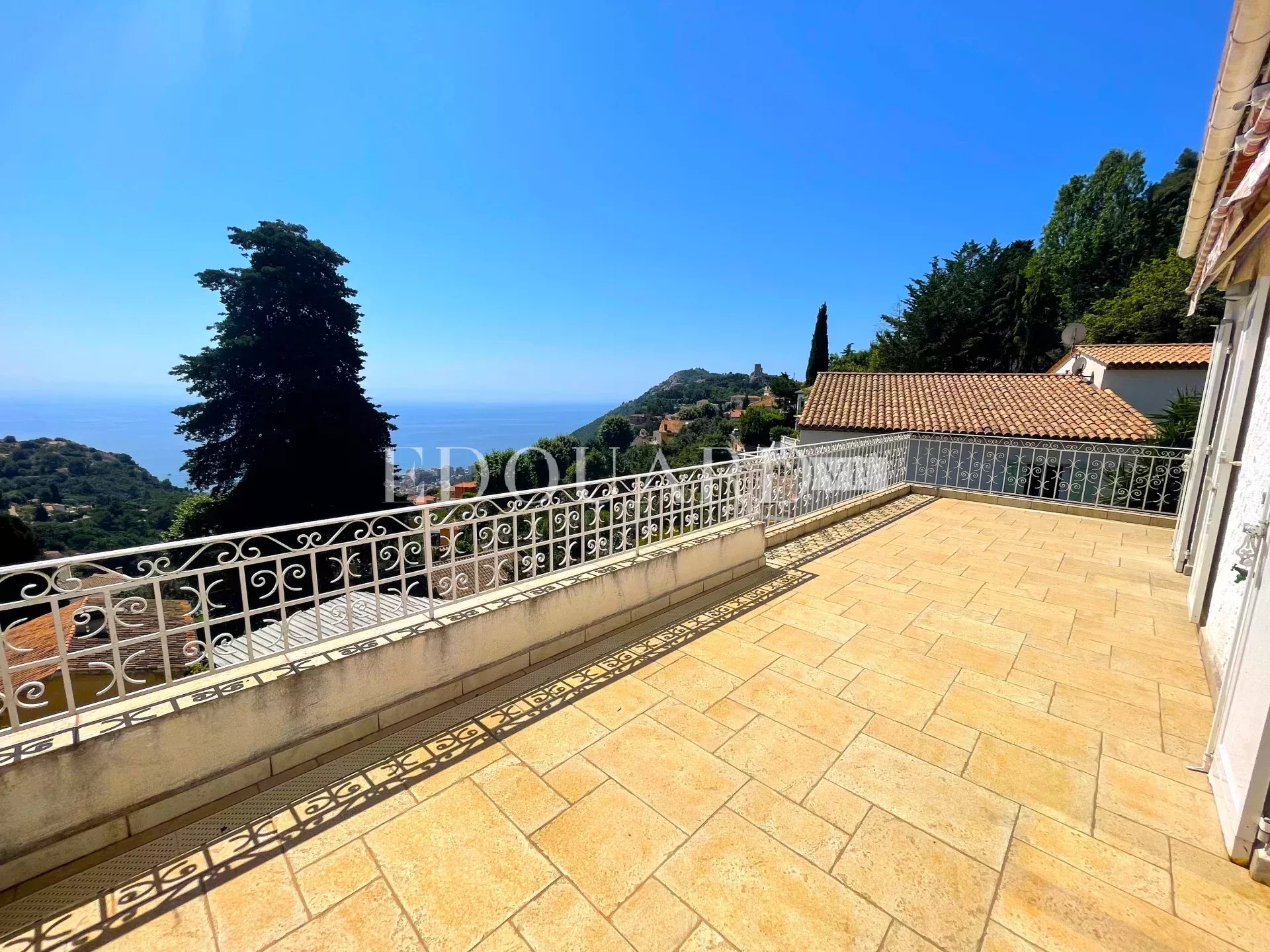 Villa à vendre avec belle vue panoramique sur la mer, grand jardin et deux parkings