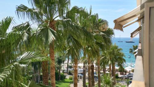 Vue mer & adresse d’exception – Appartement rénové, Cannes Croisette, 3 chambres, terrasse sur les jardins
