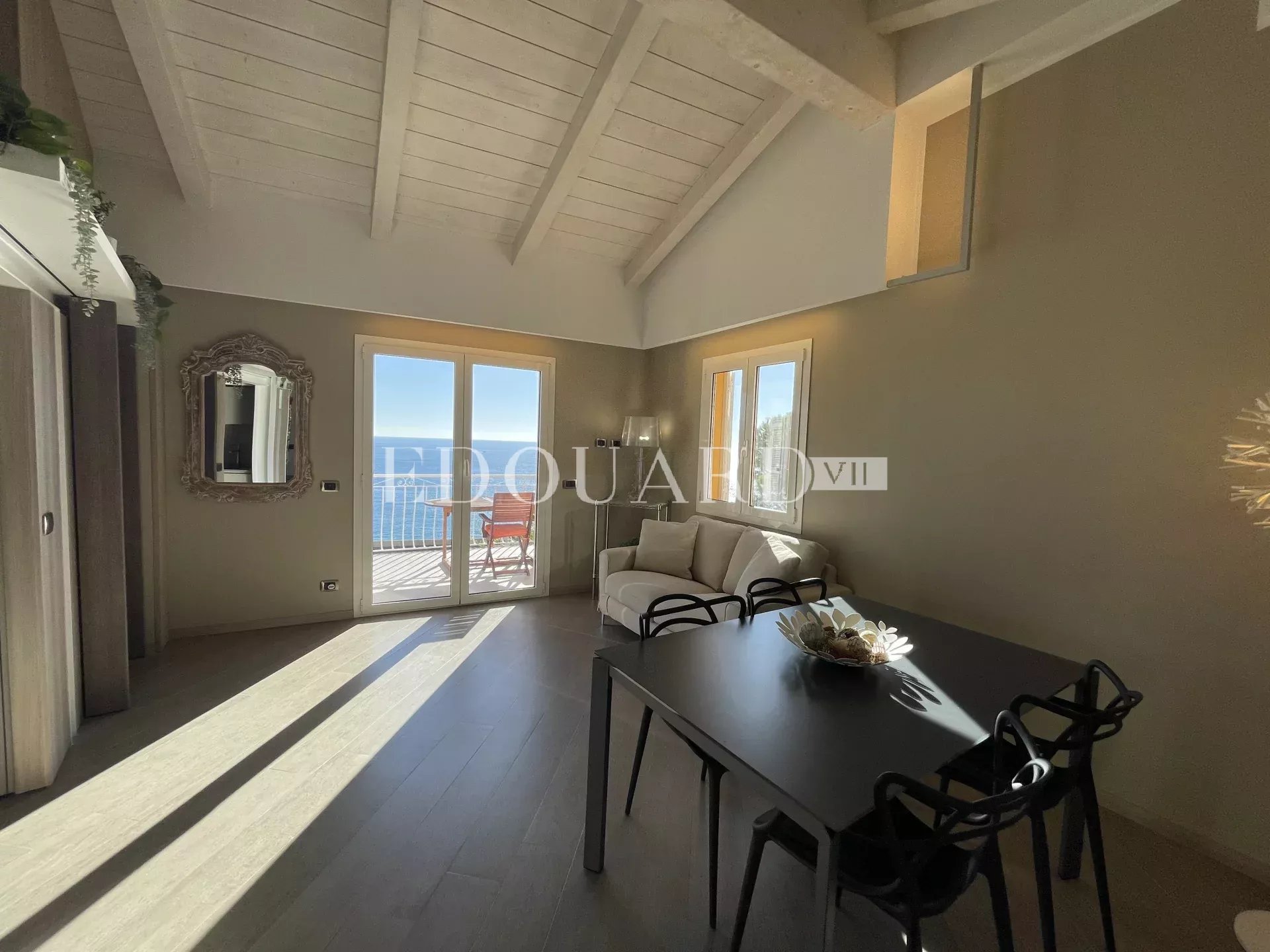 En exclusivité trois pièces avec spacieuse terrasse, magnifique vue mer panoramique et parking