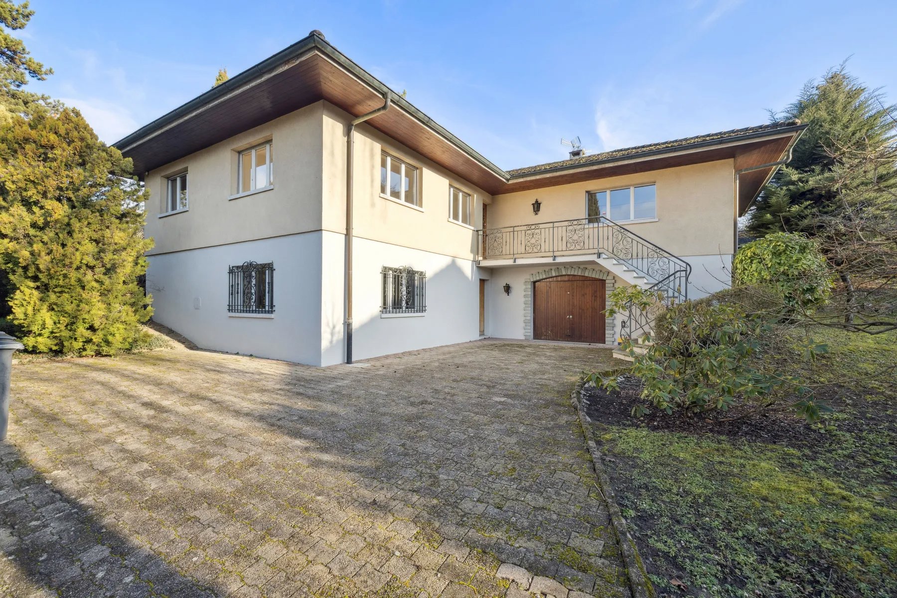 Spacieuse Villa Familiale De Plain Pied Avec Un Fort Potentiel