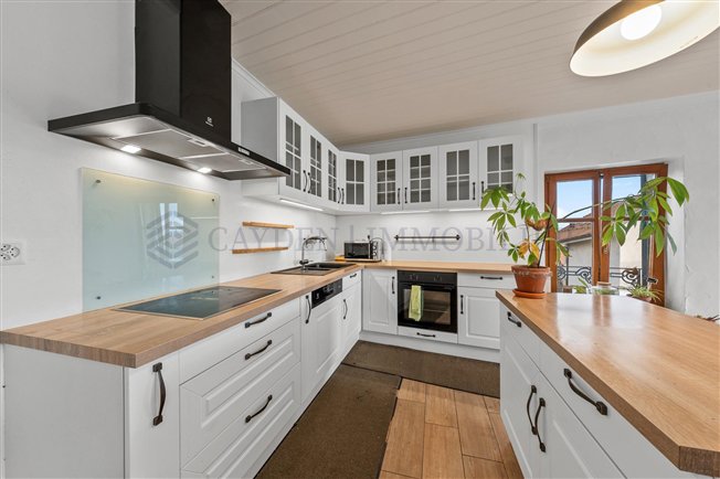 Hervorragende renovierte 5-Zimmer-Wohnung im Herzen der Weinberge