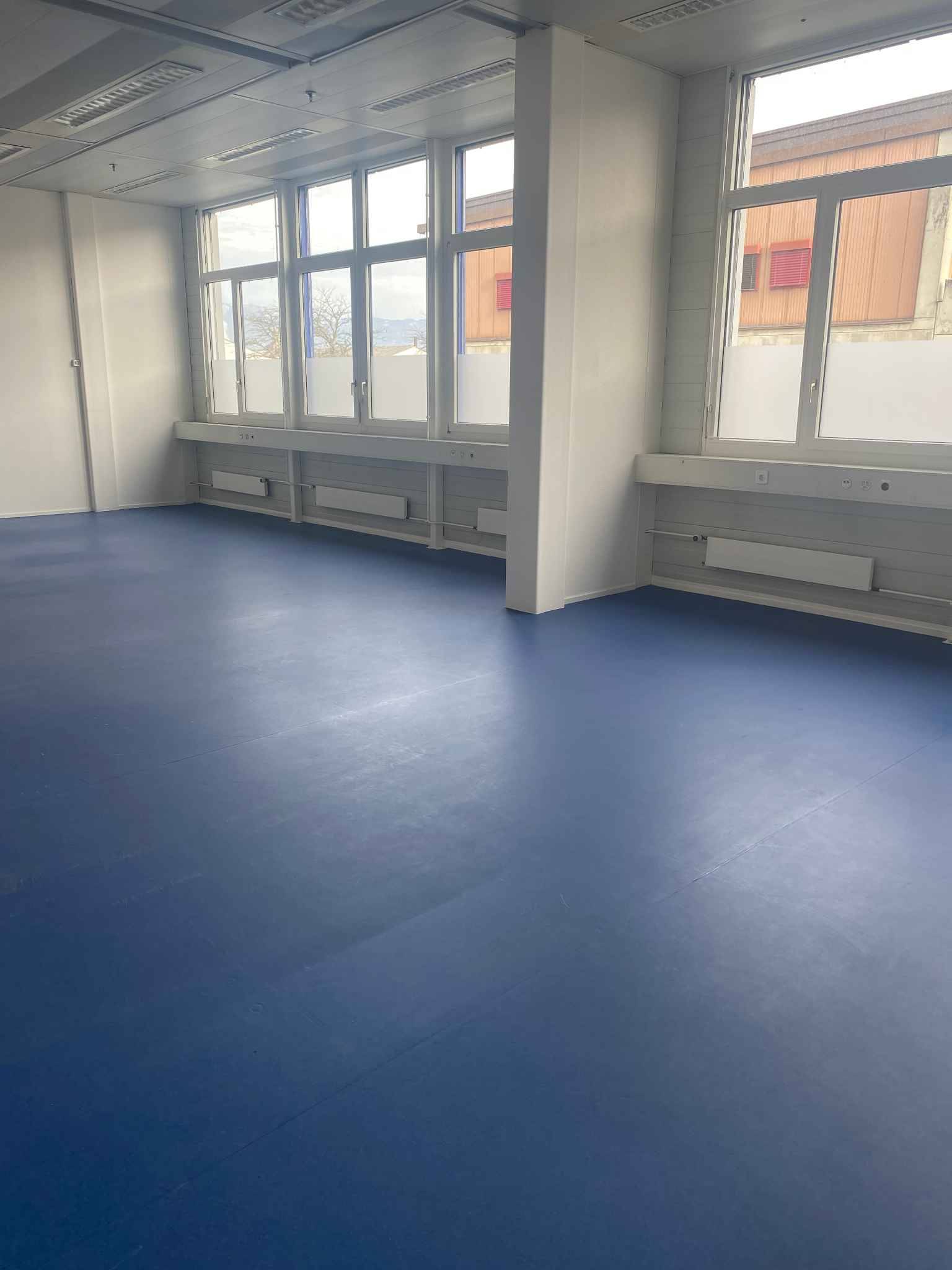 Atélier de 92 m2 au rez supérieur Zone FTI