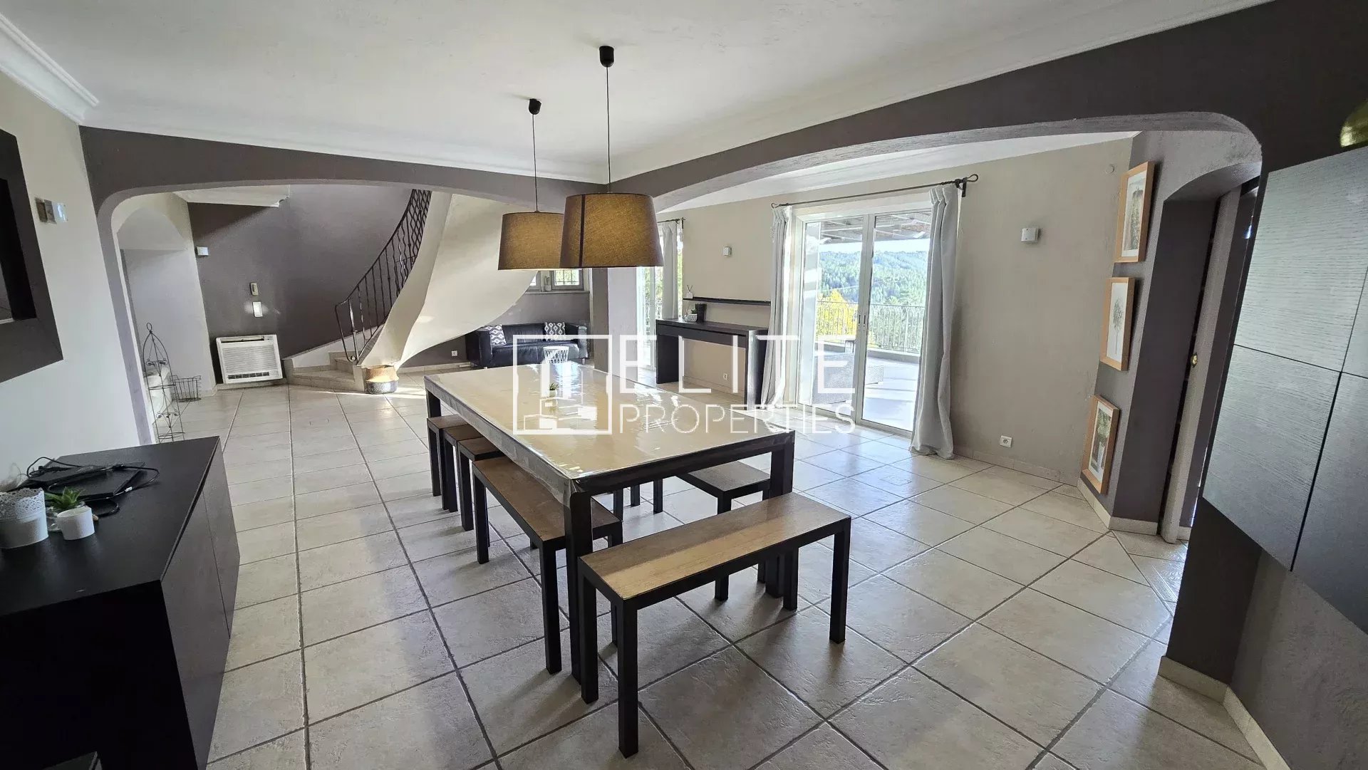 MAISON 6 PIÈCES 218 m² + PISCINE & GARAGE – TANNERON