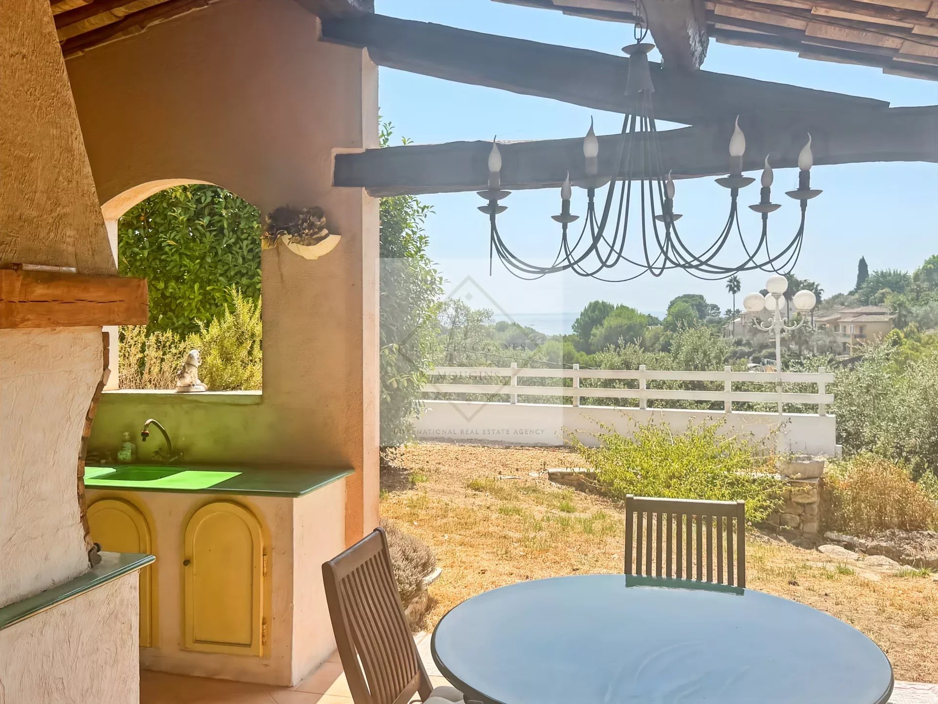 À VENDRE – VILLA DE CHARME VUE MER À ANTIBES, CALME ABSOLU