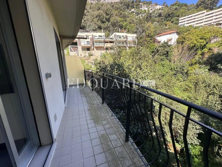 Beau trois pièces traversant à vendre avec terrasse et cave, dans le renommé quartier du Golfe Bleu