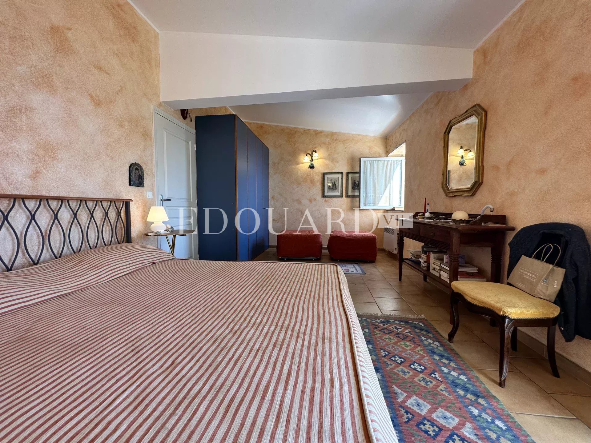 En exclusivité appartement triplex avec deux balcons, belle vue mer panoramique et spacieux garage