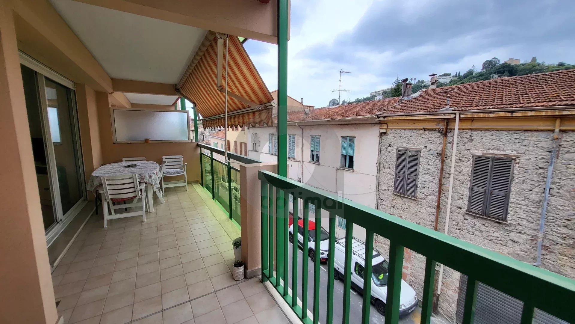 Menton Bas-Borrigo  -  grand 2 Pièces avec terrasse, garage et cave.