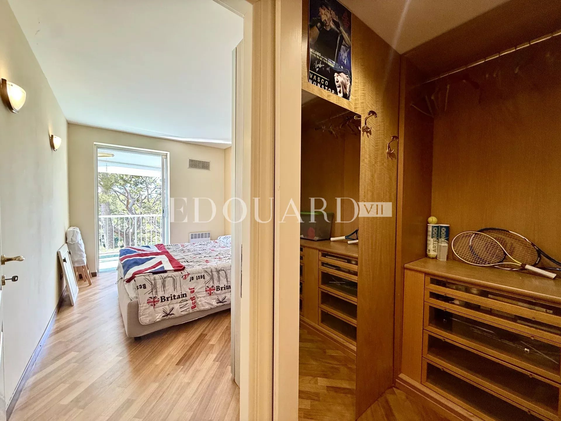 Dans prestigieux immeuble sur le Plateau du Cap, à vendre élégant deux pièces avec terrasse et cave
