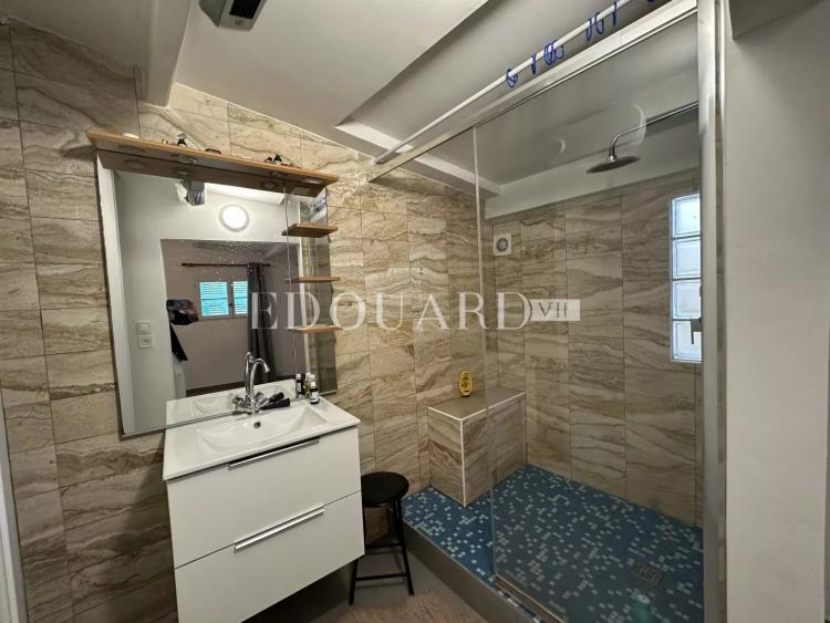 Sur la commune de Castellar, charmante maisonnette avec 6 parkings, exclusivité