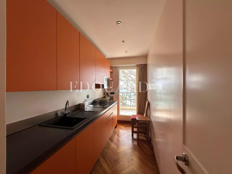 Dans résidence de luxe, deux pièces avec grande terrasse,  belle vue mer,  cave et parking en sous-sol