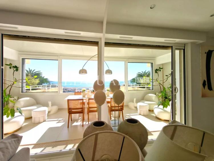 Deux pièces à vendre au dernier étage d'un prestigieux immeuble au cœur du renommé quartier de Garavan