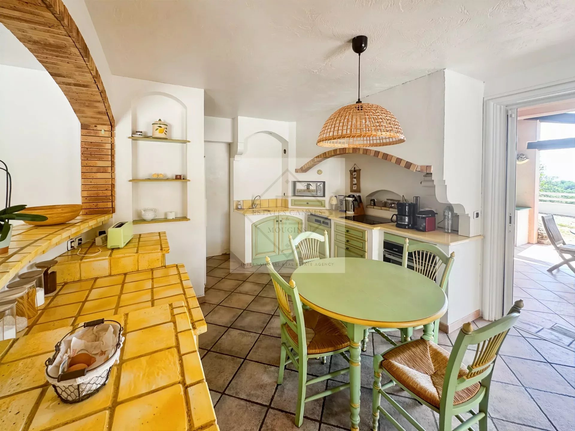 À VENDRE – VILLA DE CHARME VUE MER À ANTIBES, CALME ABSOLU