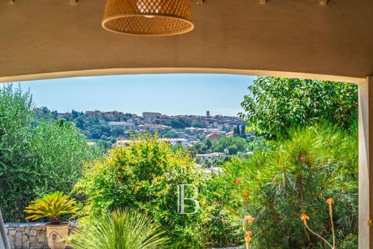 Vence – Villa au cœur d’un domaine fermé - 5 chambres - vue  village et collines
