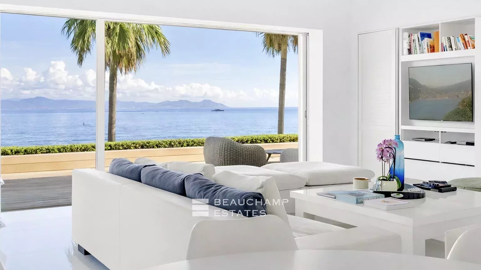 Villa pieds dans l’eau au coeur des Parcs de Saint-Tropez