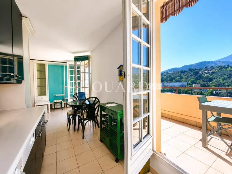 Dans le quartier du Riviera, à vendre grand studio en dernier étage avec terrasse, cave et garage