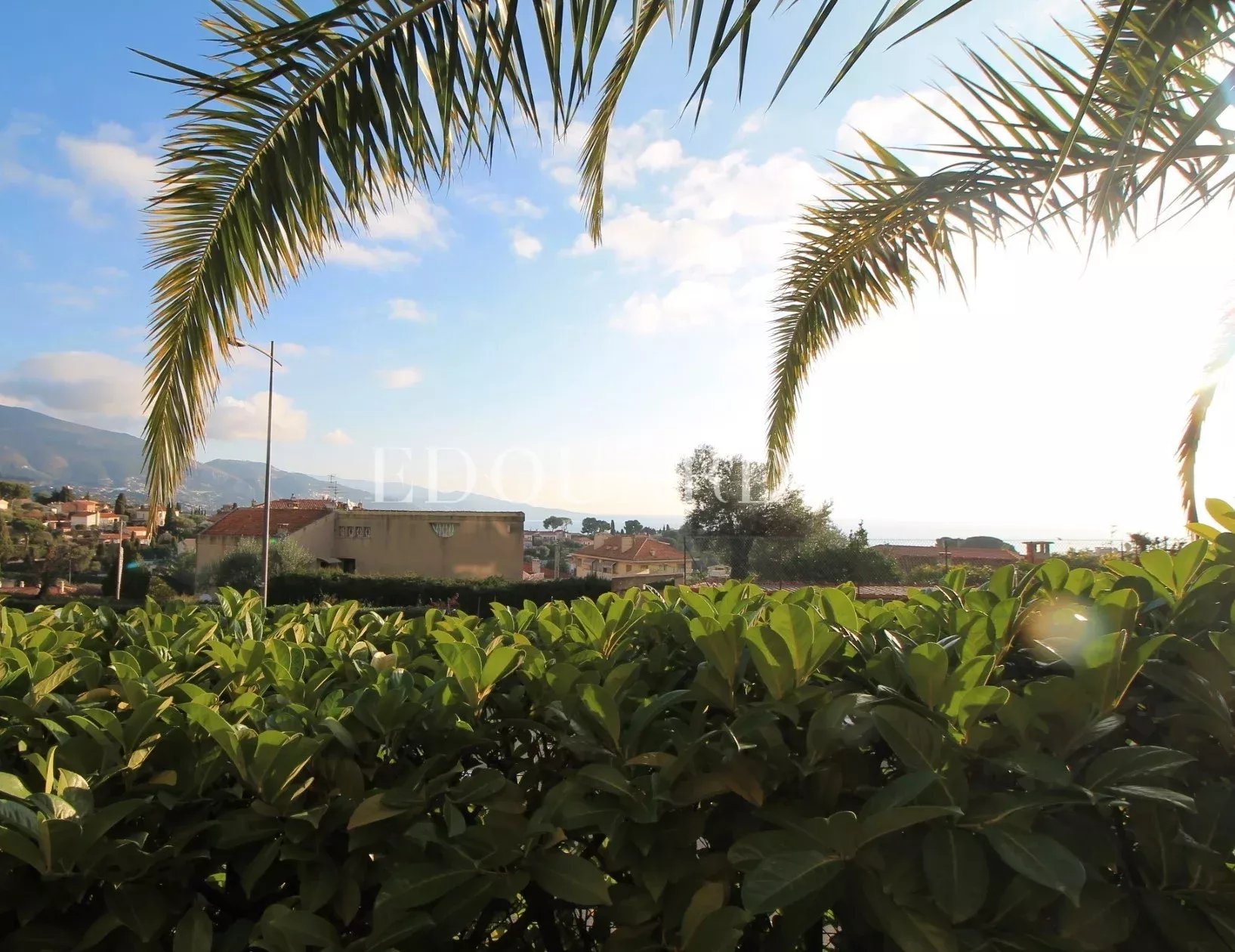 Deux pièces en très bon état avec jardin, trois terrasses, belle vue panoramique jusqu’à la mer, trois caves