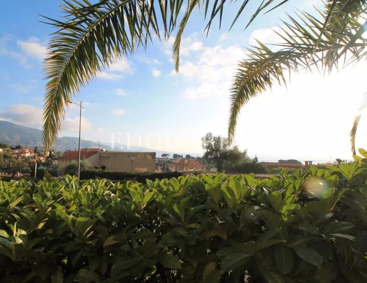 Deux pièces en très bon état avec jardin, trois terrasses, belle vue panoramique jusqu’à la mer, trois caves