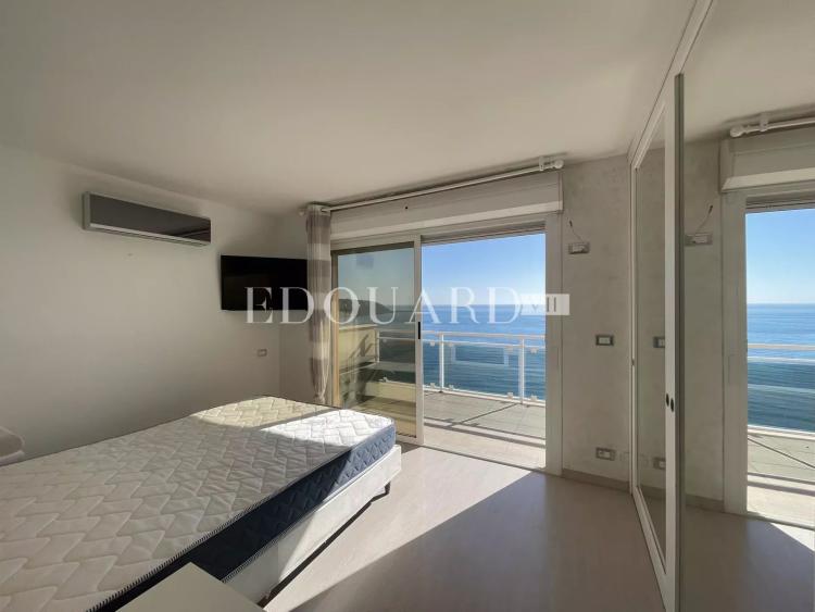 Superbe deux pièces en dernier étage avec spectaculaire terrasse, splendide vue mer et garage. Exclusivité