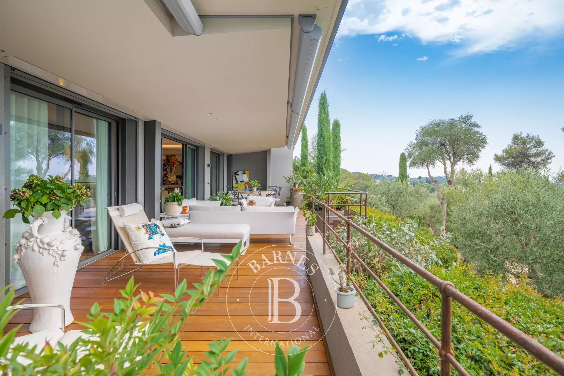 Saint-Paul de Vence – Appartement d’exception avec vaste terrasse et vue mer