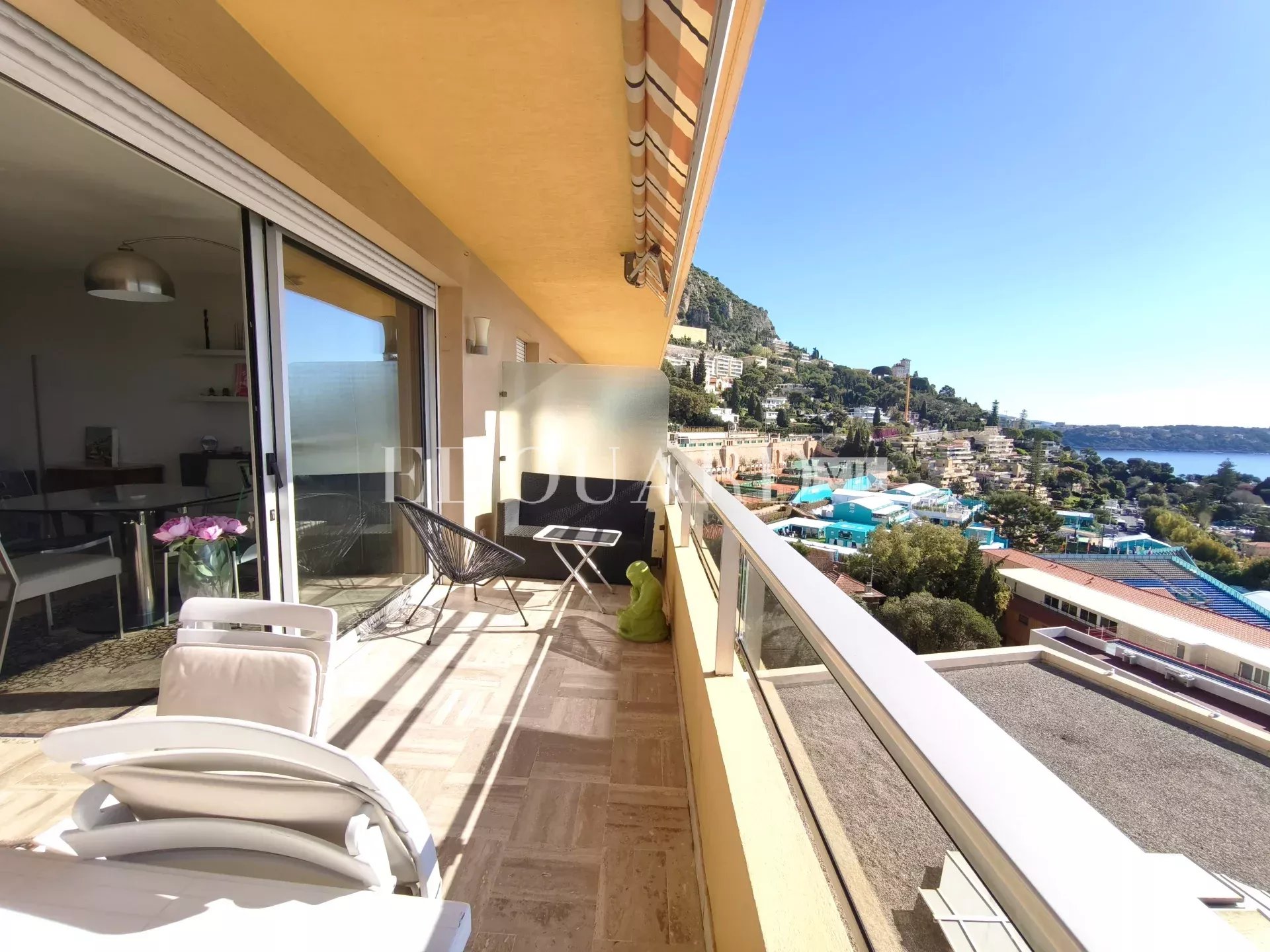 Aux portes de la Principauté de Monaco, superbe trois pièces à vendre avec terrasse et magnifique vue mer