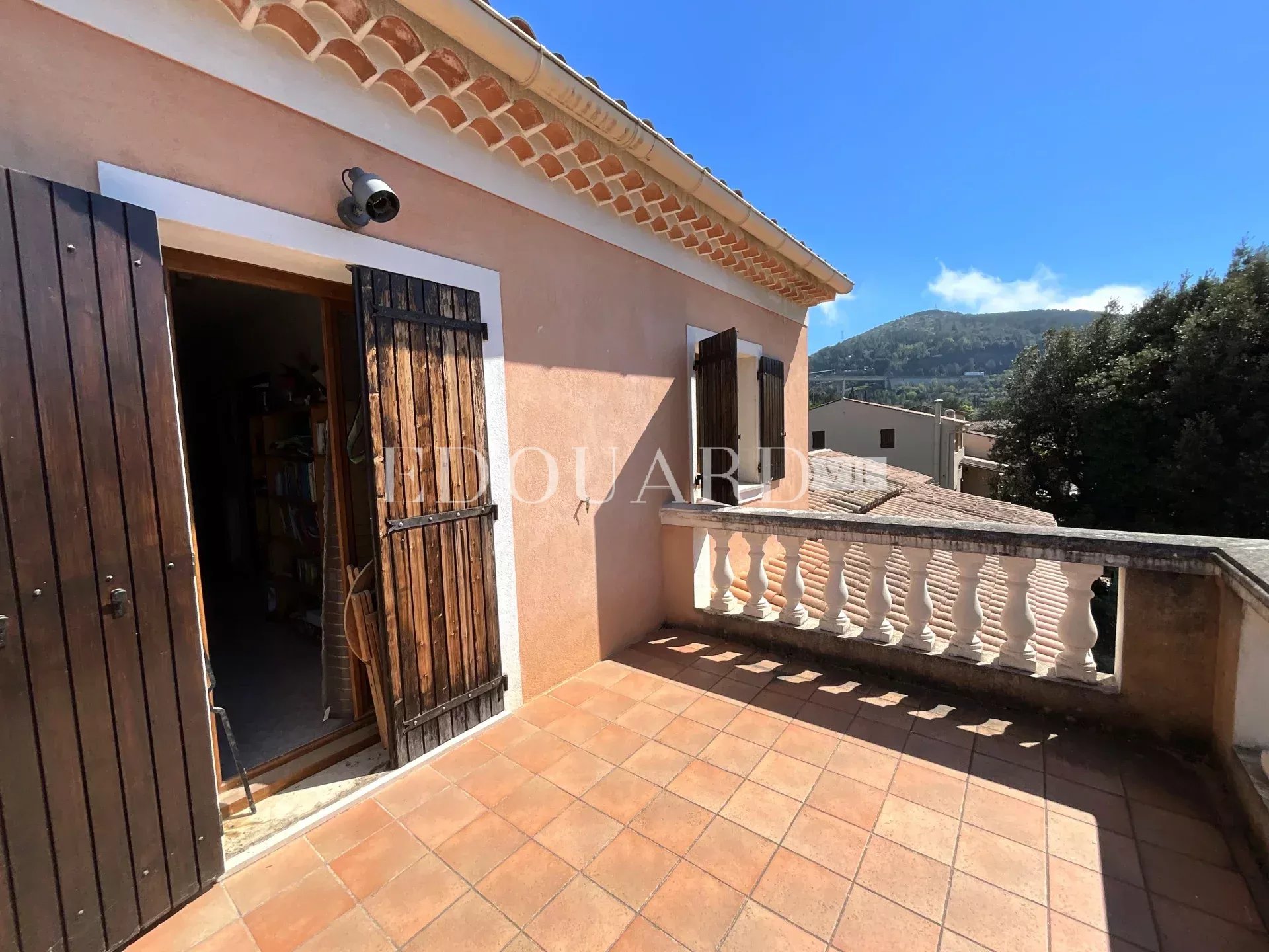 Dans un domaine privé proche de La Turbie, à vendre villa présentant un potentiel important