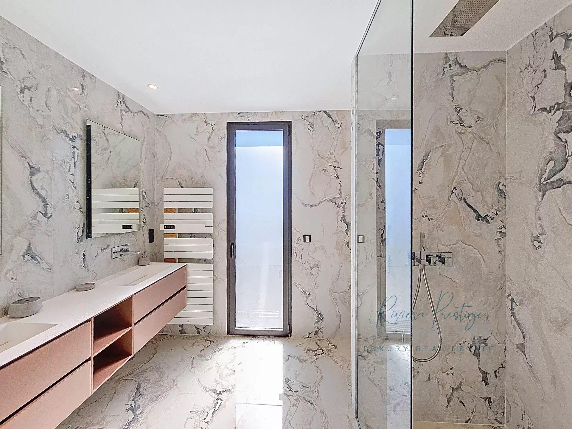 Villa contemporaine neuve avec piscine miroir - vue mer