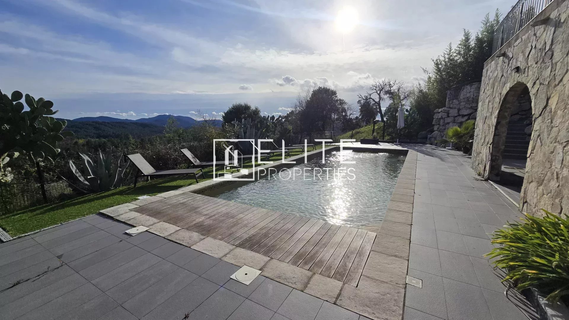 MAISON 6 PIÈCES 218 m² + PISCINE & GARAGE – TANNERON