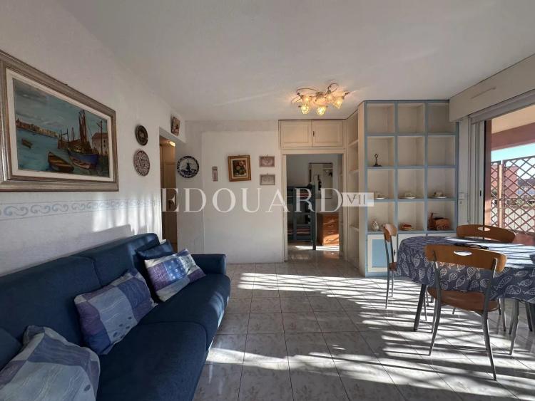 En exclusivité trois pièces traversant avec grande terrasse couverte et vaste jardin