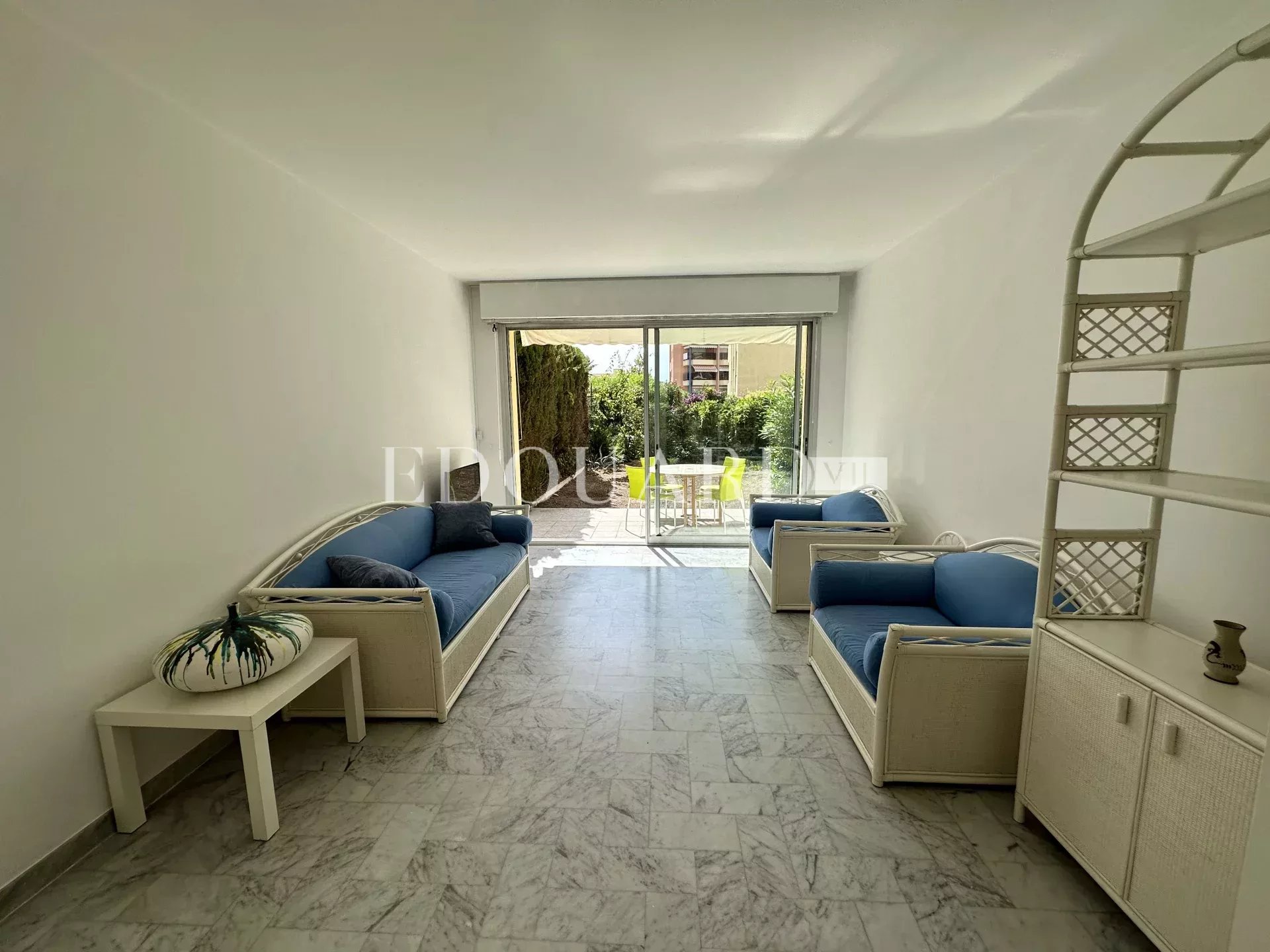 En exclusivité deux pièces traversant avec terrasse couverte, grand jardin, cave et garage
