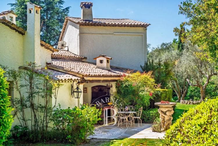 À quelques pas de Valbonne-  Propriété d’exception en domaine fermé, à proximité du golf, 2 maisons d’invités, piscine, calme absolu