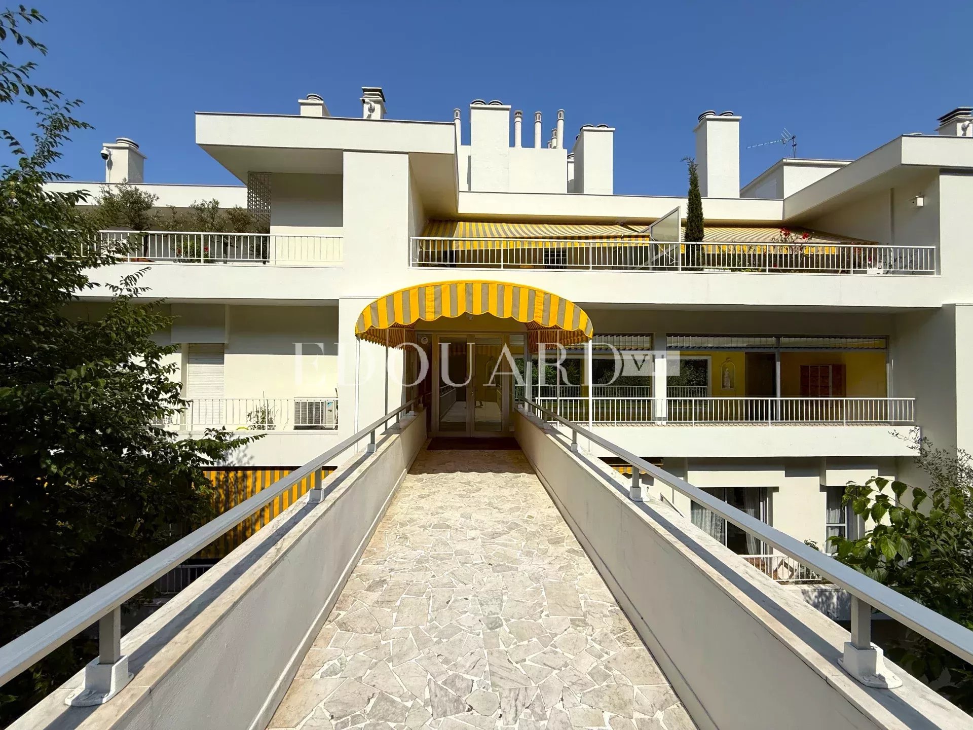 Dans le quartier recherché du Mont Boron, superbe trois pièces avec vue panoramique sur la ville de Nice