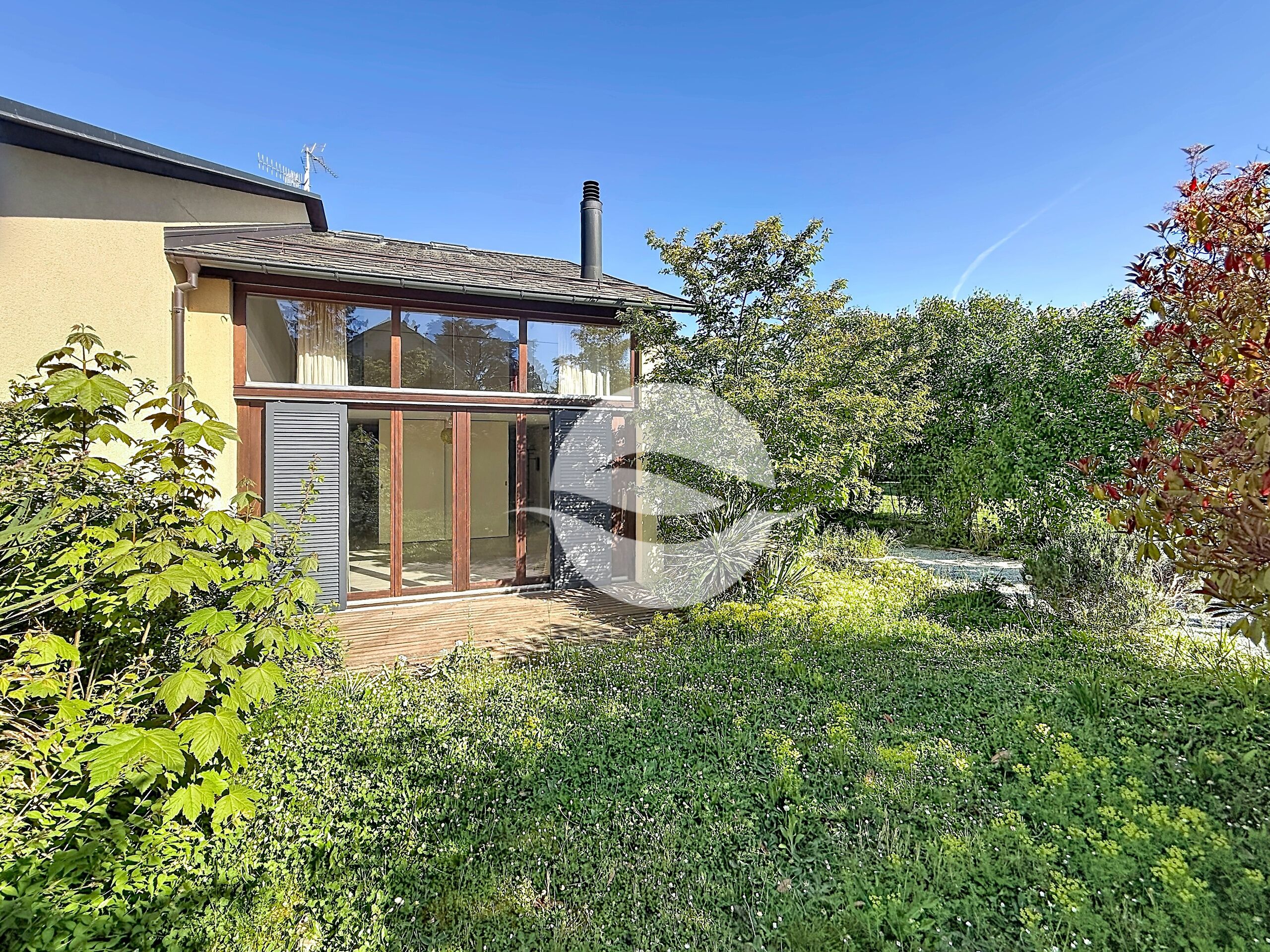 Charmante villa mitoyenne de 4.5 pièces, avec jardin arboré !