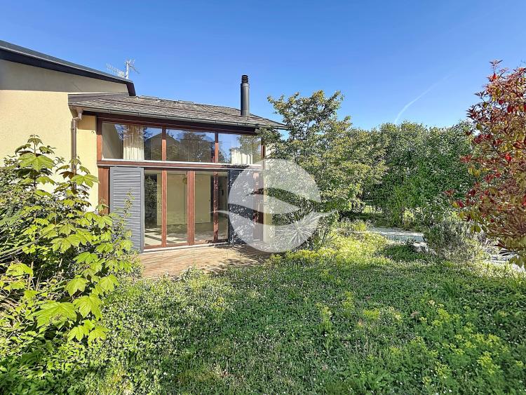 Charmante villa mitoyenne de 4.5 pièces, avec jardin arboré !