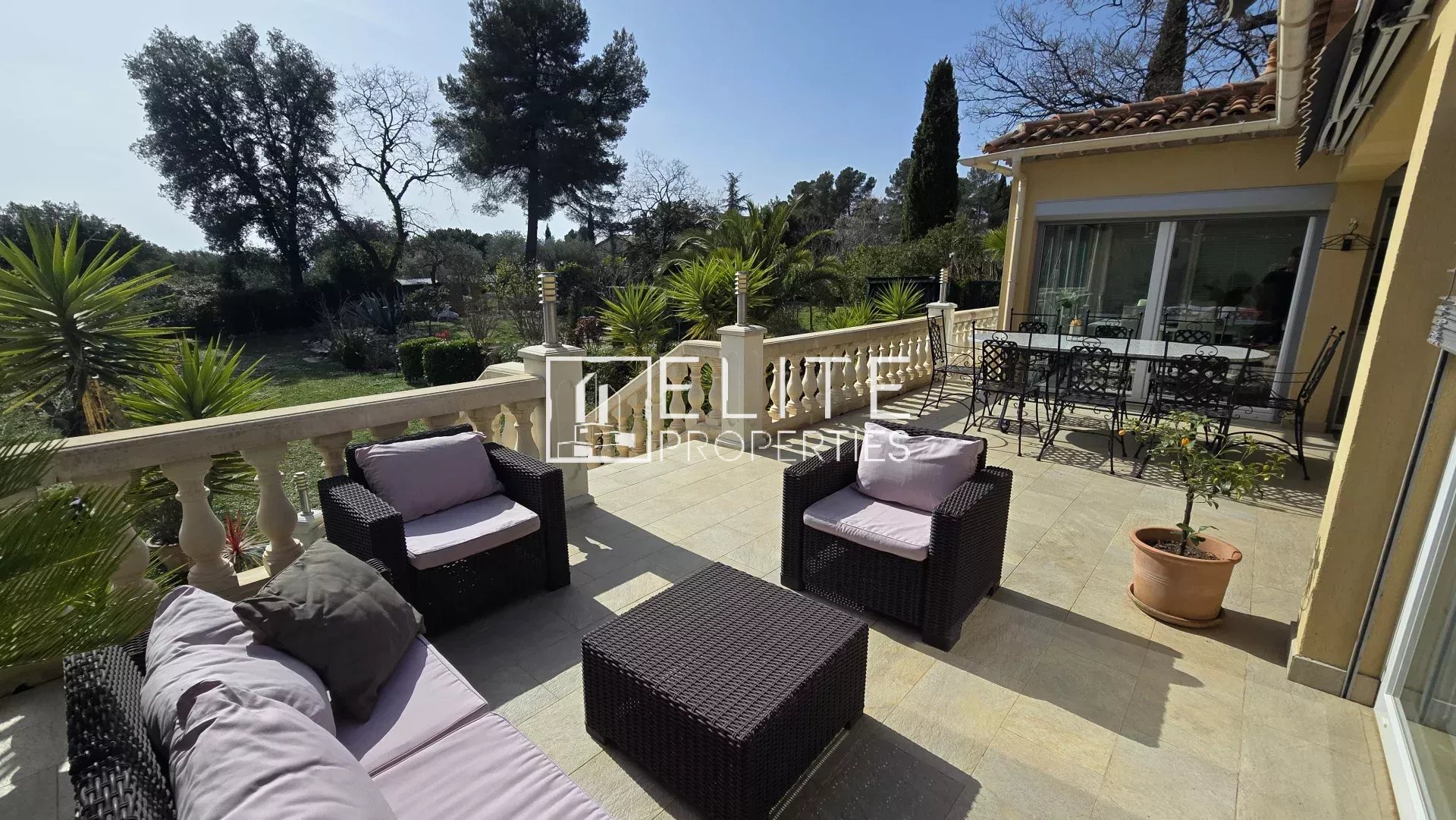 MAISON 9 PIÈCES DE 300 m² + GARAGE – CABRIS