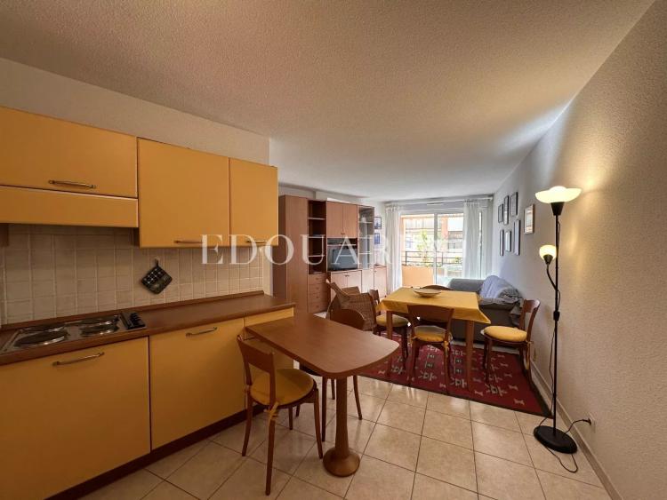 En exclusivité beau deux pièces en parfait état avec spacieux balcon, jolie échappée mer et garage