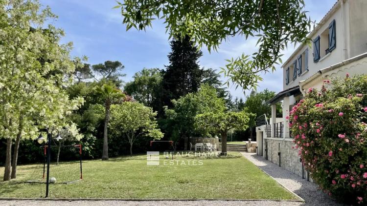 Villa familiale avec dépendance dans un domaine fermé – Tranquillité et espace