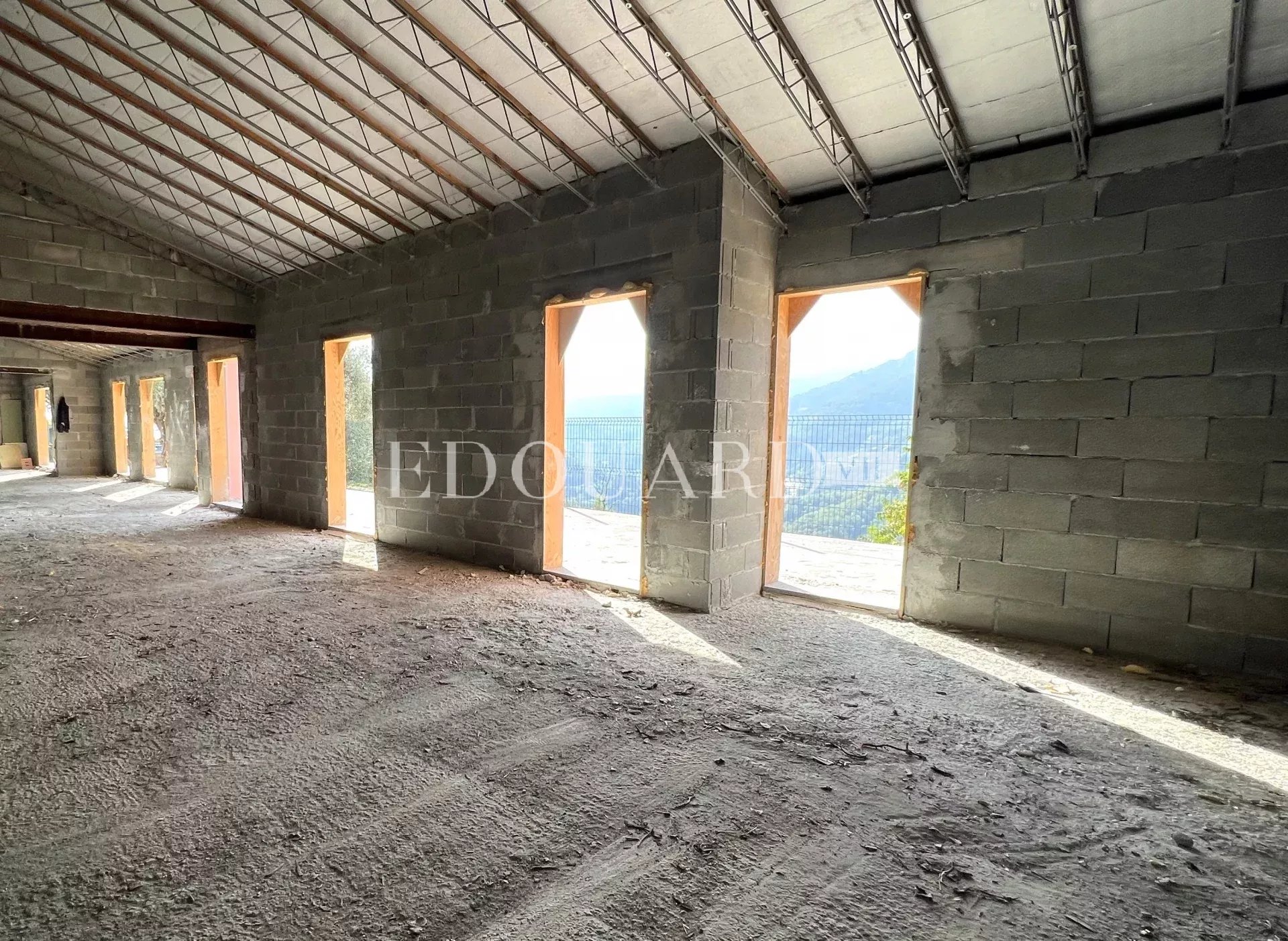 En exclusivité villa en cours de rénovation avec vaste terrain, sur la commune de Castellar