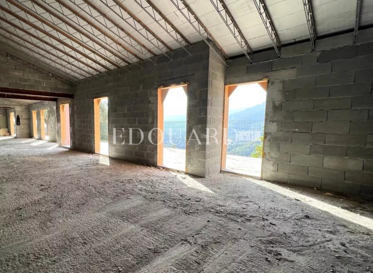 En exclusivité villa en cours de rénovation avec vaste terrain, sur la commune de Castellar