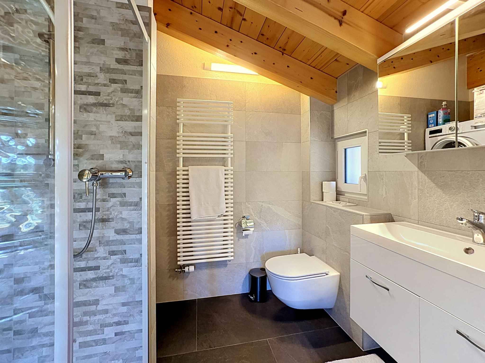 CHALET DE 15,5 PIÈCES
COMPOSÉ DE TROIS APPARTEMENTS INDÉPENDANTS