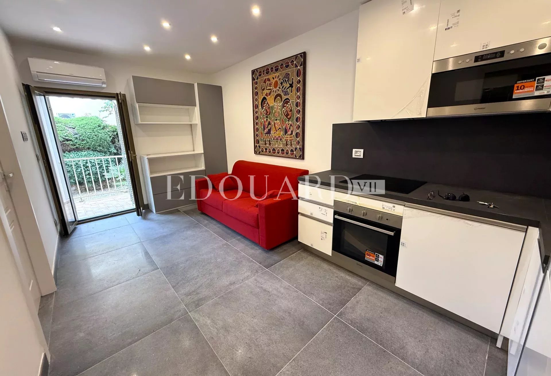 Charmant deux pièces à vendre avec terrasse et cave, dans un petit immeuble à quelques pas des plages