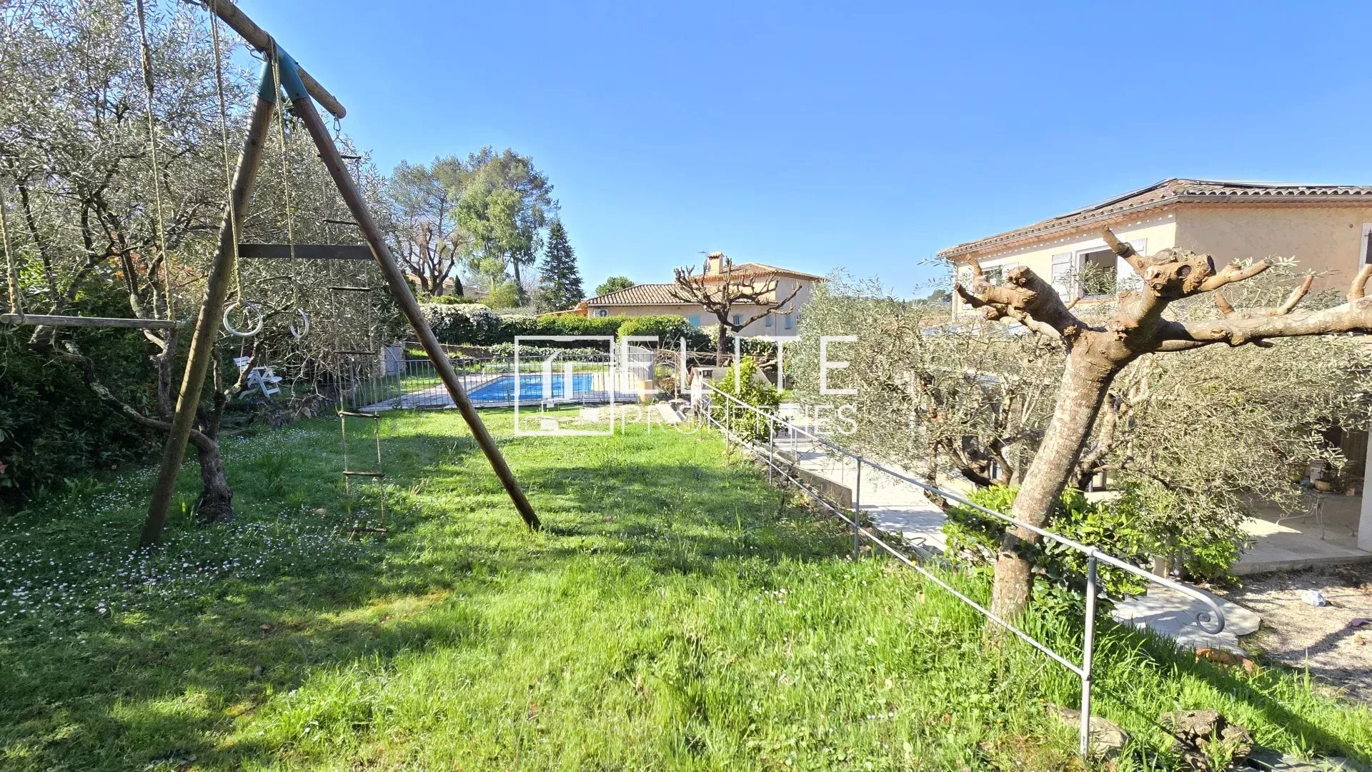 MAISON 6 PIÈCES DE 200 m² AU CALME + PISCINE – MOUANS-SARTOUX