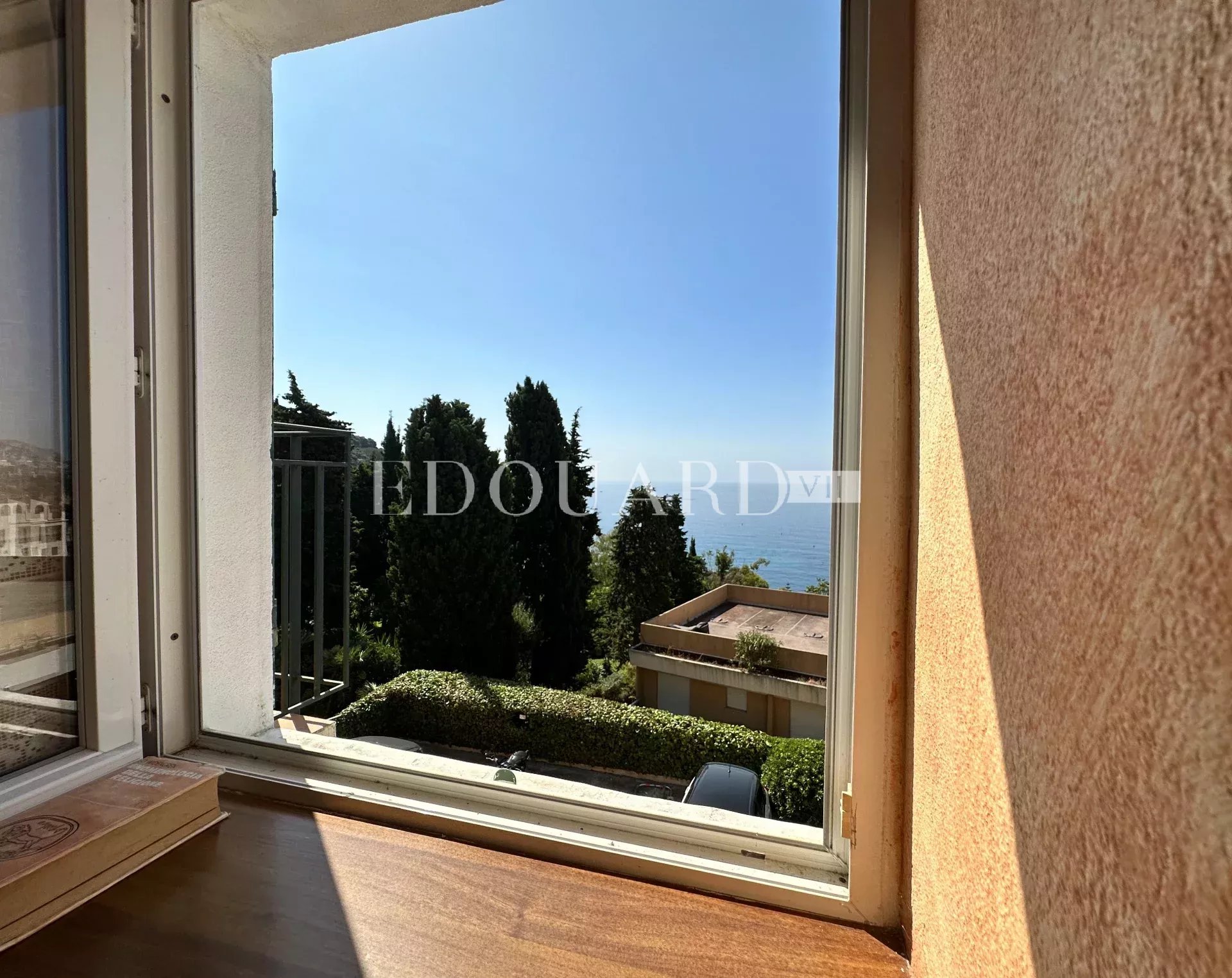 En exclusivité appartement triplex avec deux balcons, belle vue mer panoramique et spacieux garage